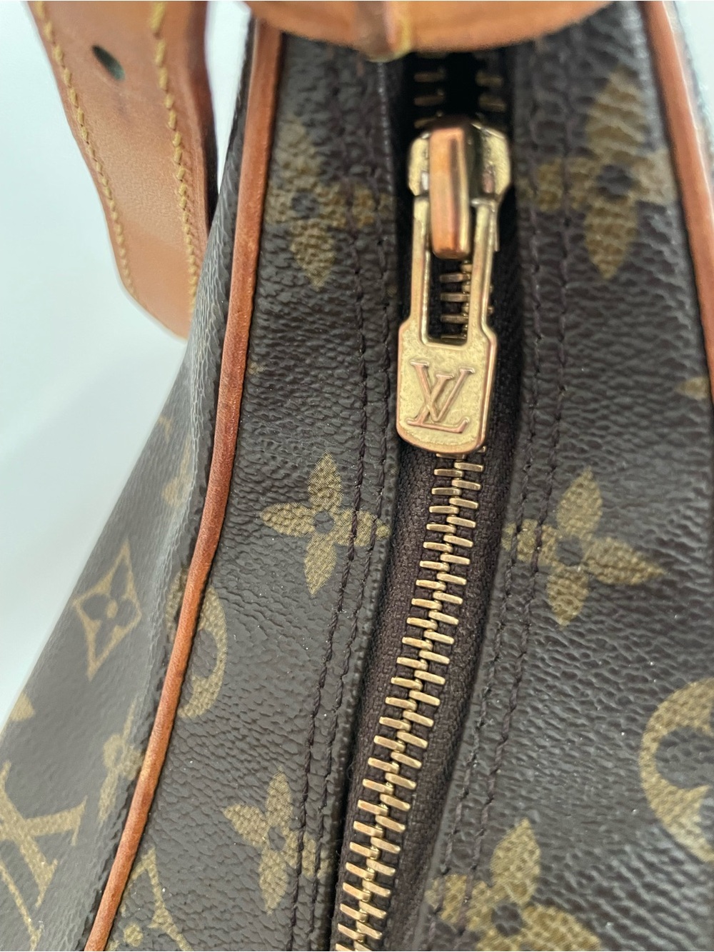 Louis Vuitton Monogram Canvas Shoulder Bag with Vachetta Trim - Picture 5 of 12